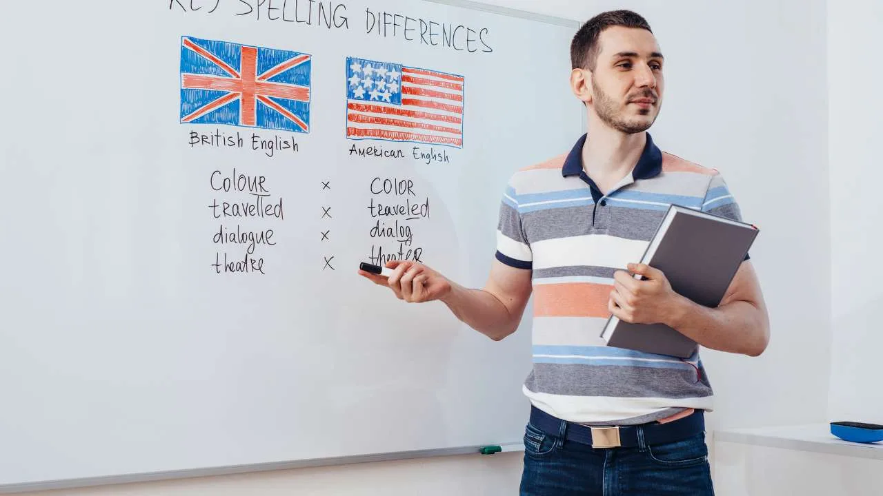 Instructor señalando una pizarra con diferencias de ortografía entre inglés británico y americano.