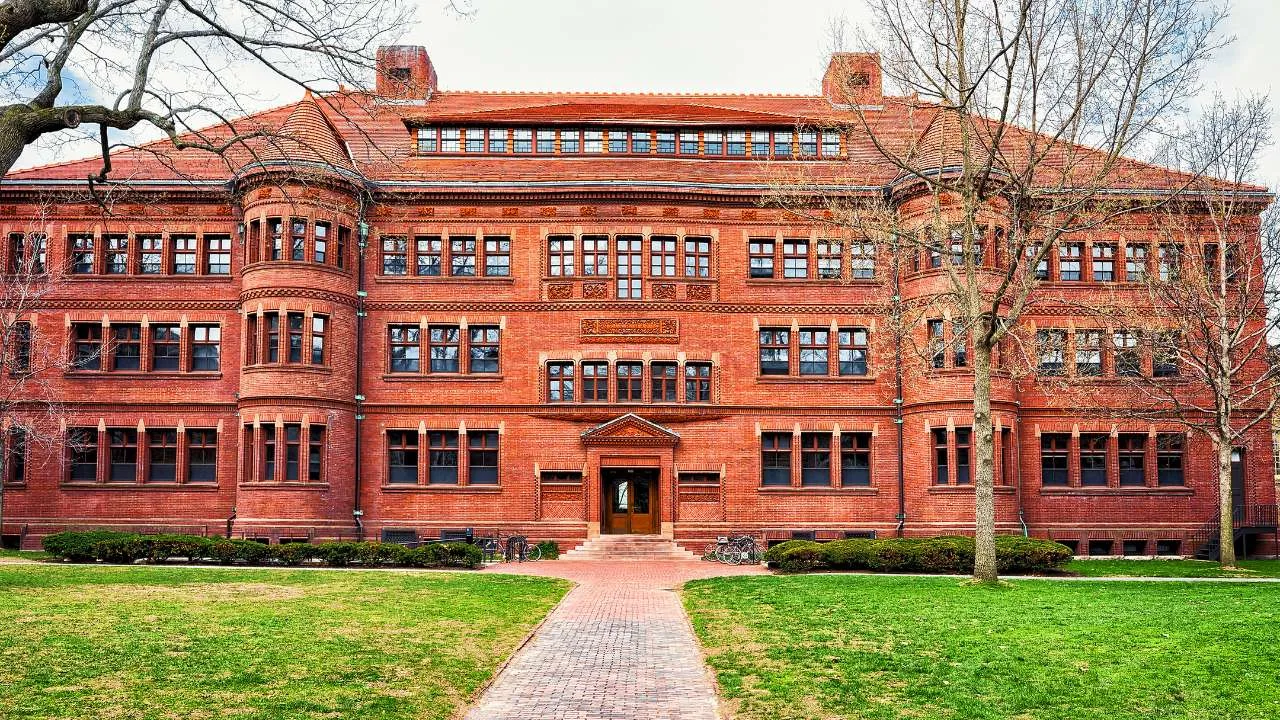 Edificio de ladrillo rojo de una escuela pública en San Antonio, Texas, con ventanas grandes y detalles arquitectónicos.