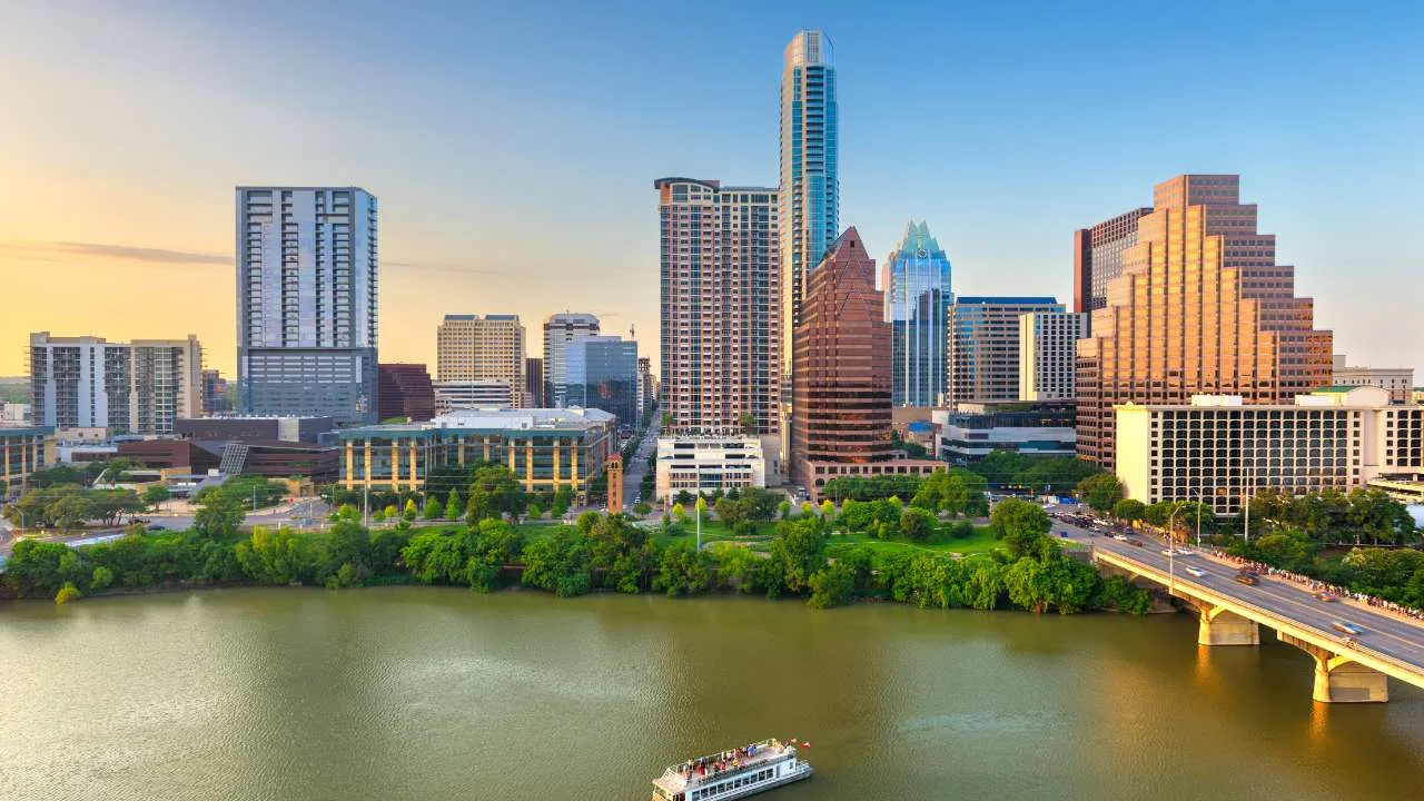 Horizonte de Austin, Texas, con rascacielos y un río en primer plano.