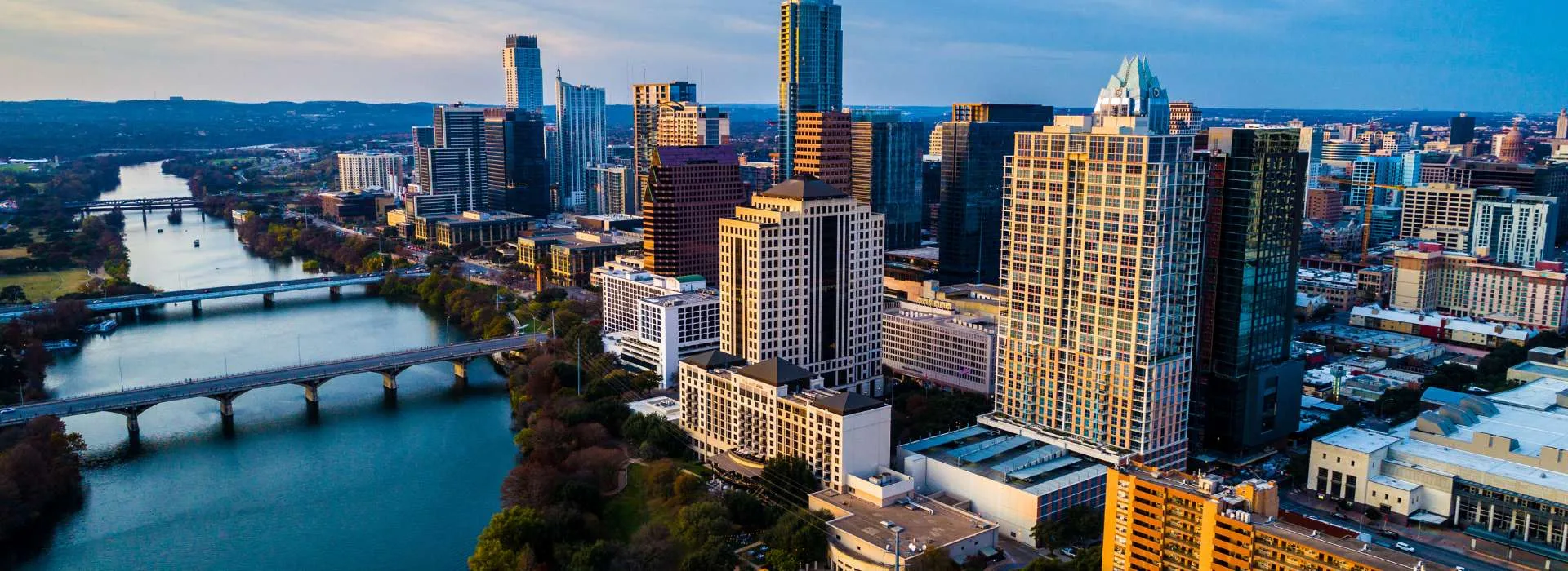 Vista aérea de la ciudad de Austin, Texas, mostrando edificios y el río Colorado.