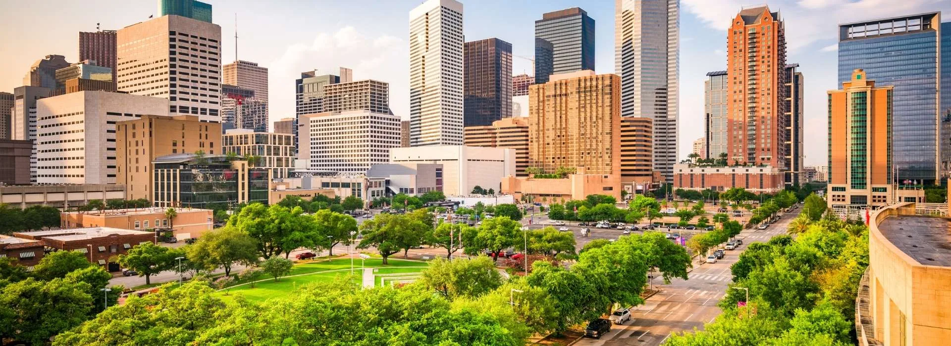 Panorámica de la ciudad de Houston con edificios altos y áreas verdes.