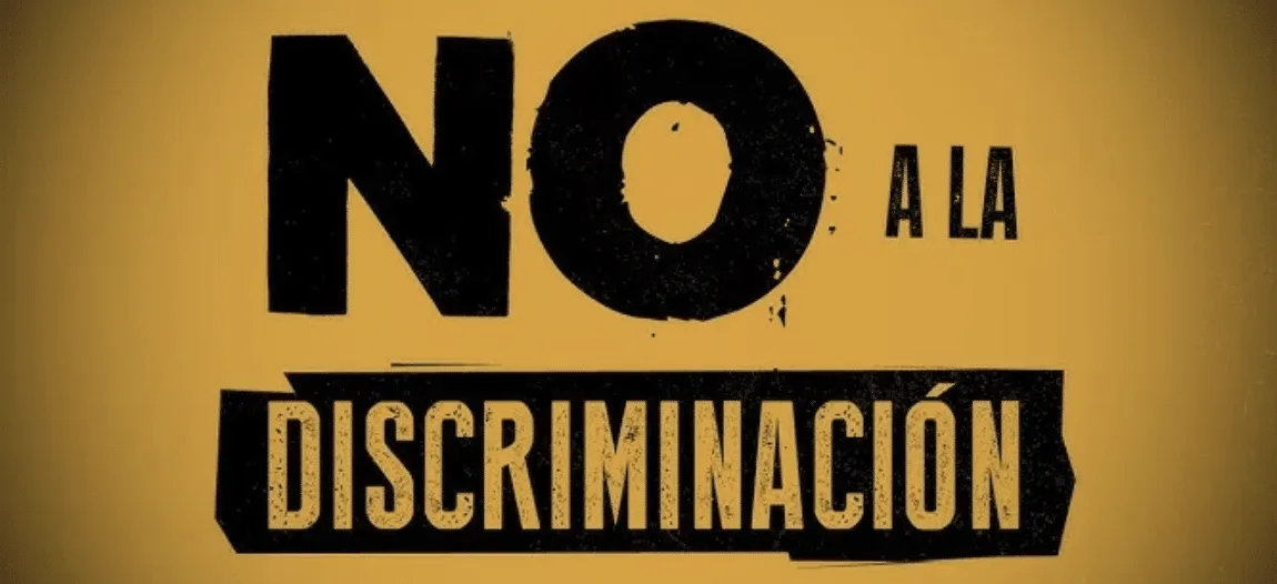 Mujer con cabello largo y oscuro, sonriendo mientras escribe en una hoja de papel en una oficina.