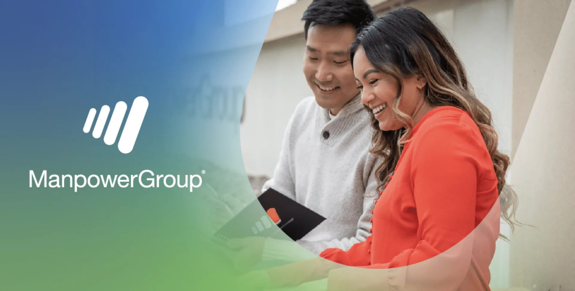 Hombre en traje mostrando una tarjeta de identificación con su foto y datos personales.