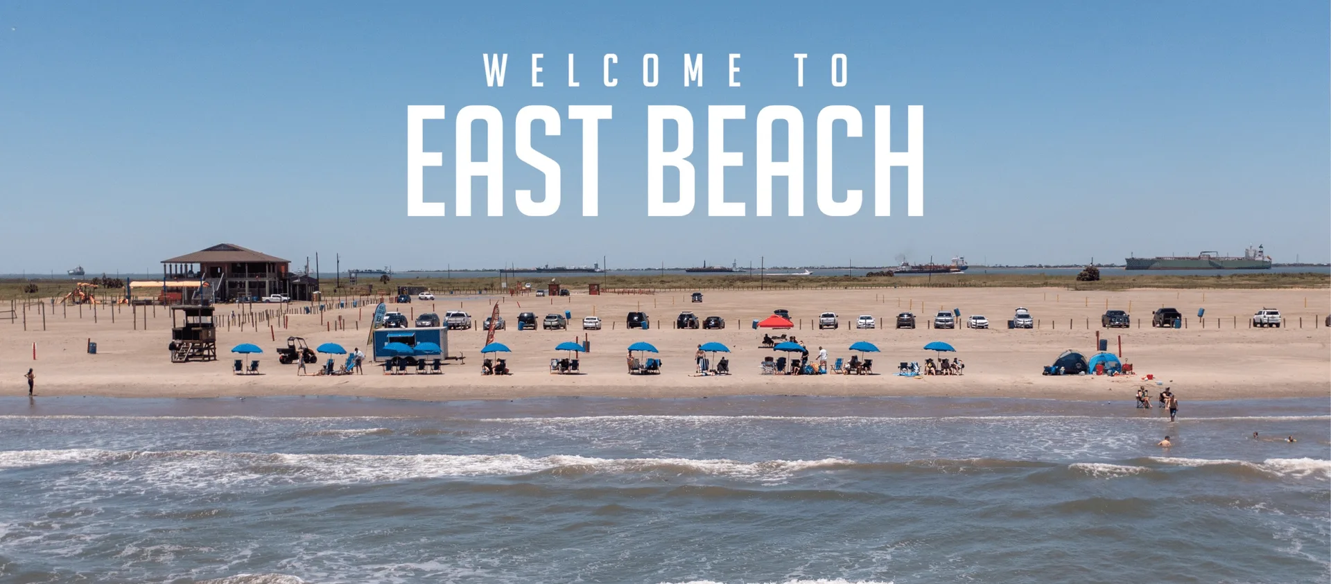 Vista aérea de una planta industrial moderna con torres eléctricas en el fondo.