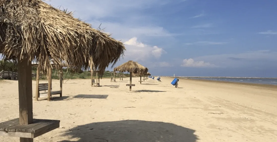 Vista aérea de la ciudad de Fort Worth, Texas, con edificios y un puente sobre un río.
