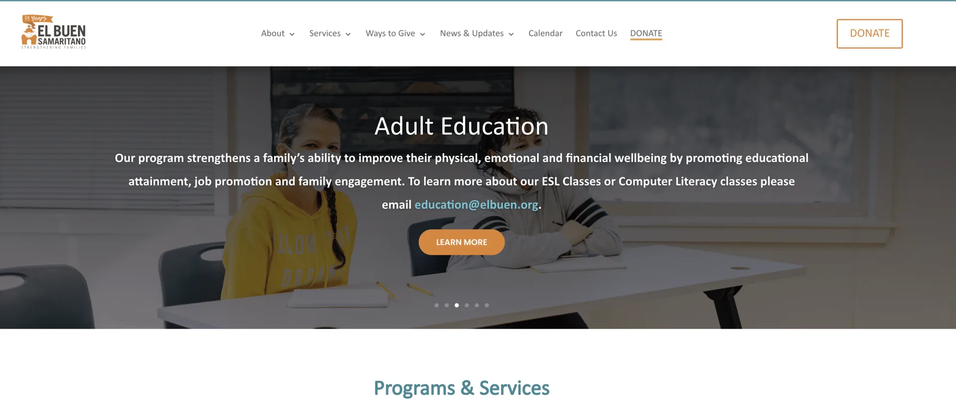 Mujer con cabello largo y oscuro sentada frente a un hombre en una conversación en un entorno interior.