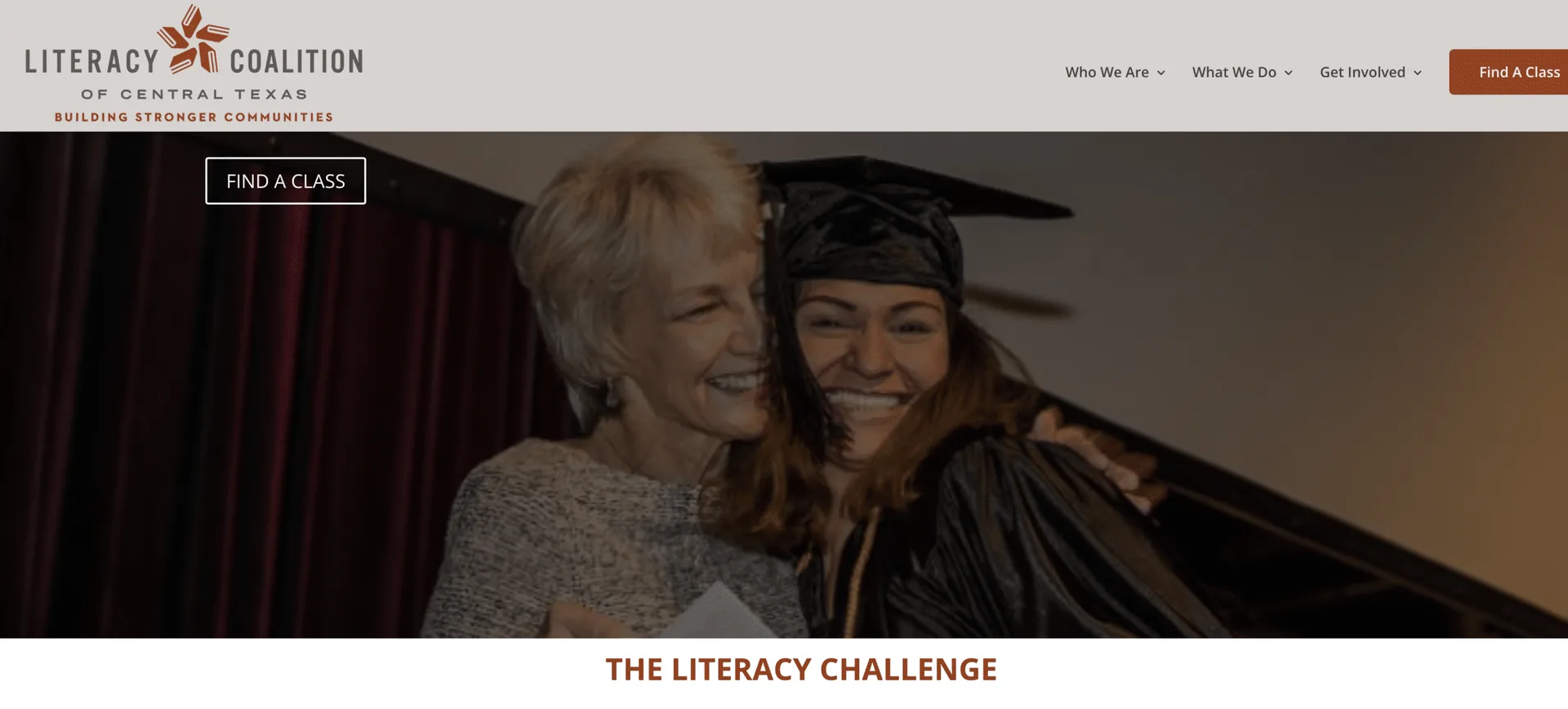 Médico hombre con cabello corto y barba, usando un estetoscopio y una bata blanca, sonriendo a la cámara.