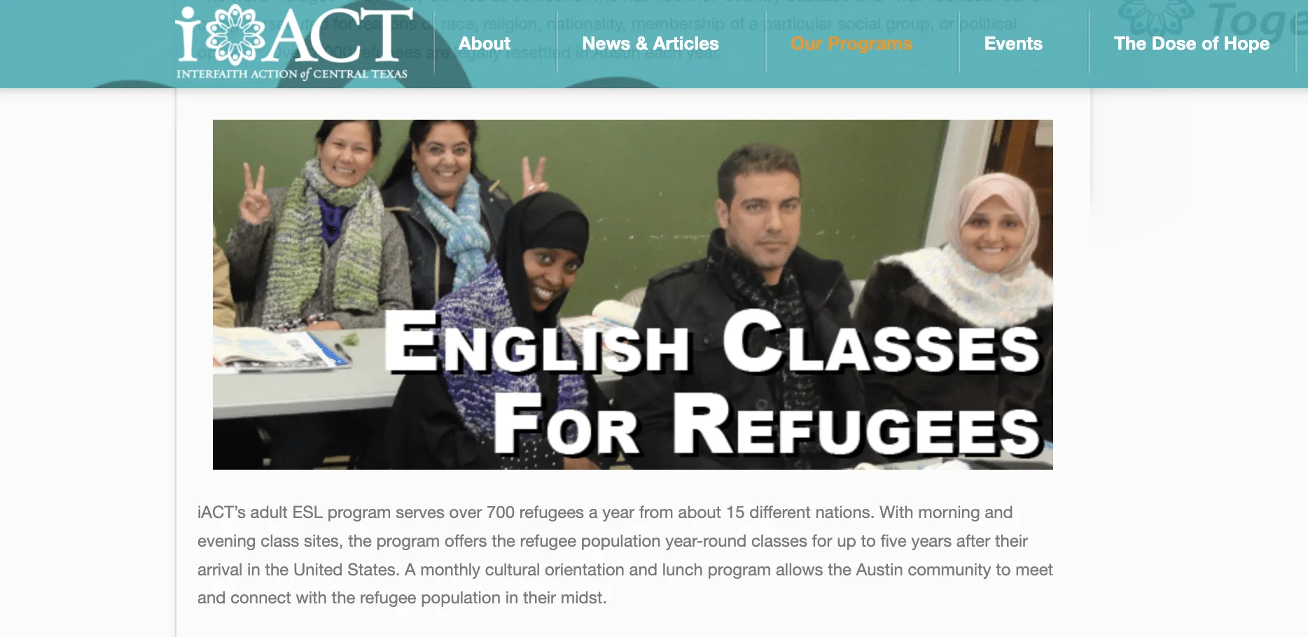 Hombre con camisa de botones sonriendo en un espacio interior con mesas y sillas.