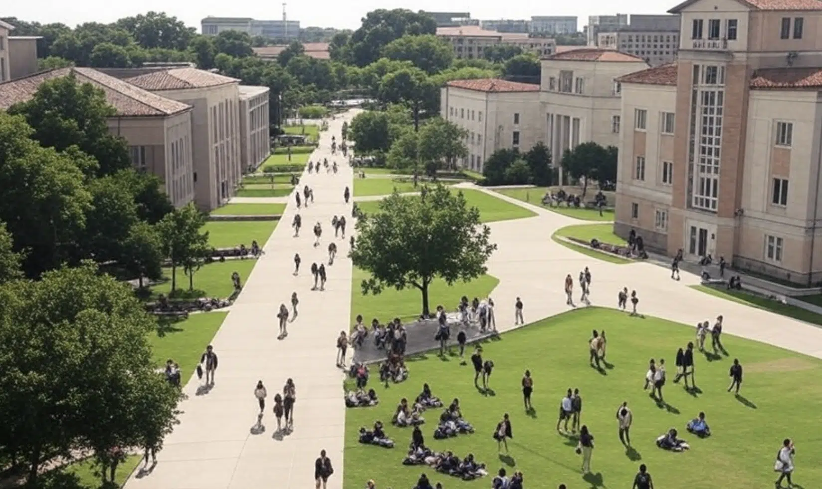 Vista aérea de un campus universitario con estudiantes caminando y sentados en áreas verdes.