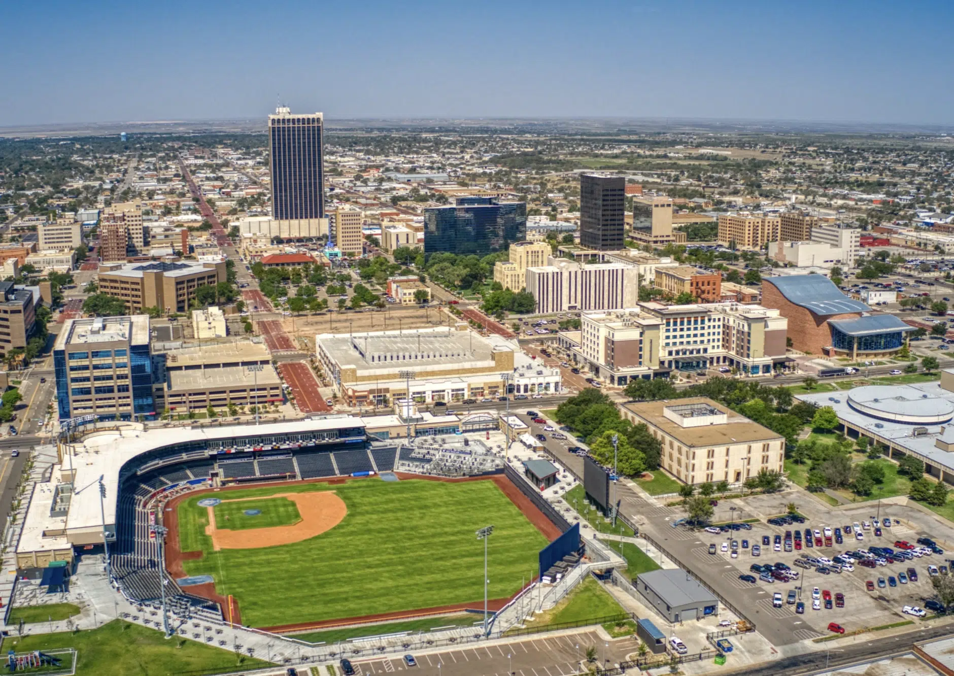 Vista aérea de la ciudad de Amarillo con un campo de béisbol y edificios en el fondo.